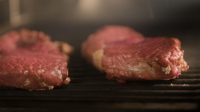 在烤箱里烹调牛排煎炸烤肉叉烧