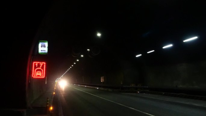 高速公路隧道内路政车辆驶过警灯闪烁