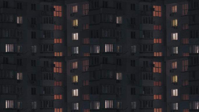 一座大型多层公寓楼的窗户