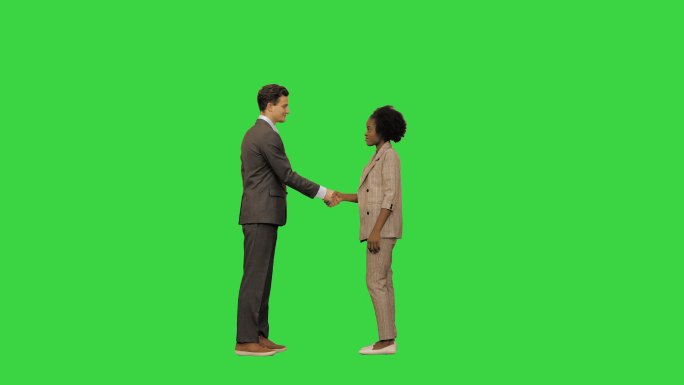 商务男女在绿色屏幕上握手