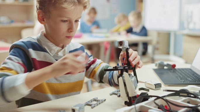 小学科学教室男学生建造小型机器人