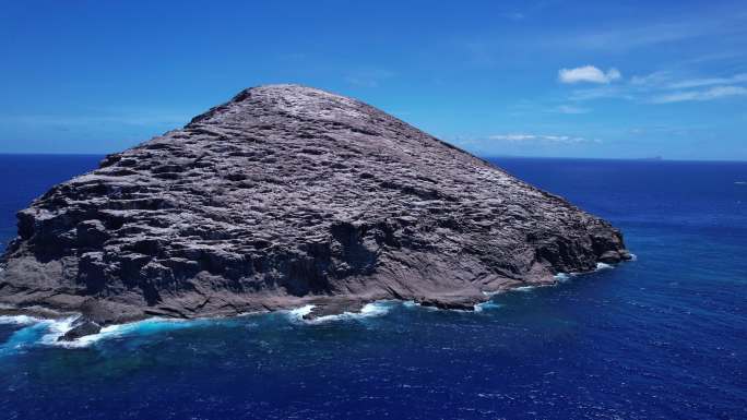 航拍蓝色大海海洋上岩石岛孤岛火山岛