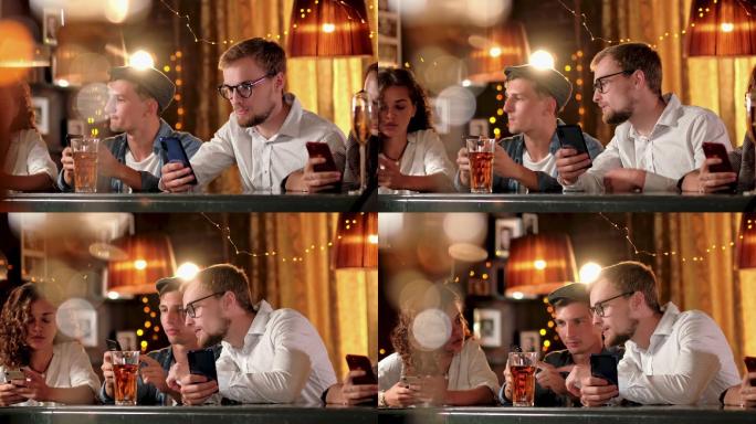 一群朋友在酒吧玩手机