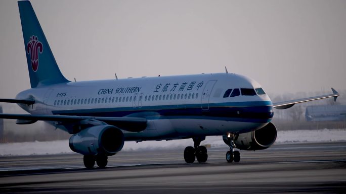 中国南方航空客机在机场跑道滑行道准备起飞