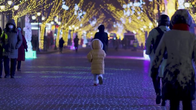 哈尔滨中央大街雪夜灯光秀游客观赏火树银花