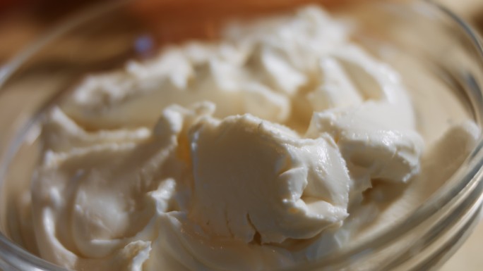 一碗酸奶油或希腊酸奶的特写镜头。