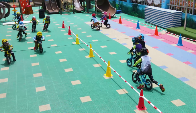 儿童儿童平衡车挑战赛竞赛