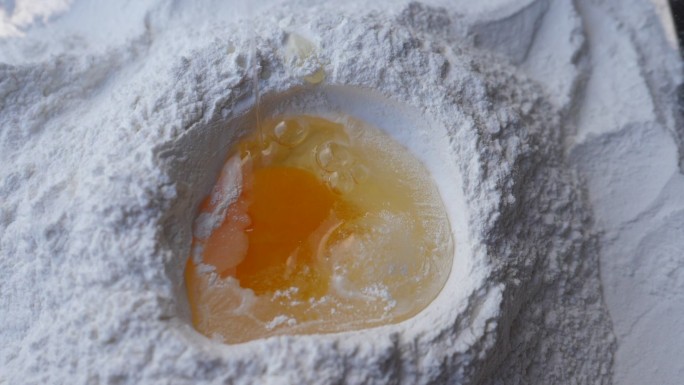 准备面粉制作蛋糕鸡蛋面中国早餐中式早点