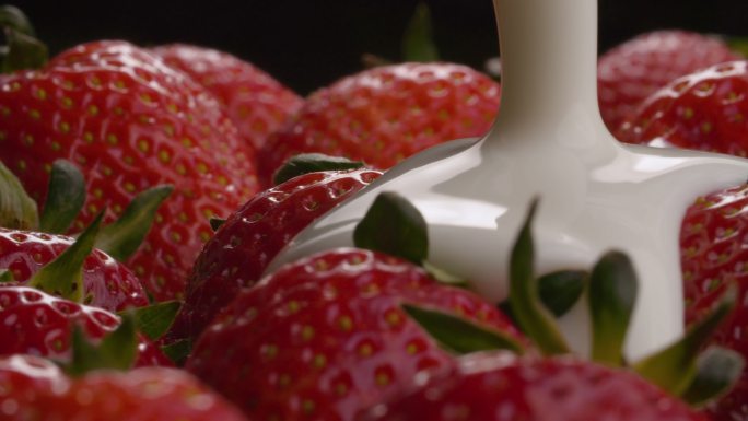 浇在草莓上的酸奶纯奶果汁果酱美食美味