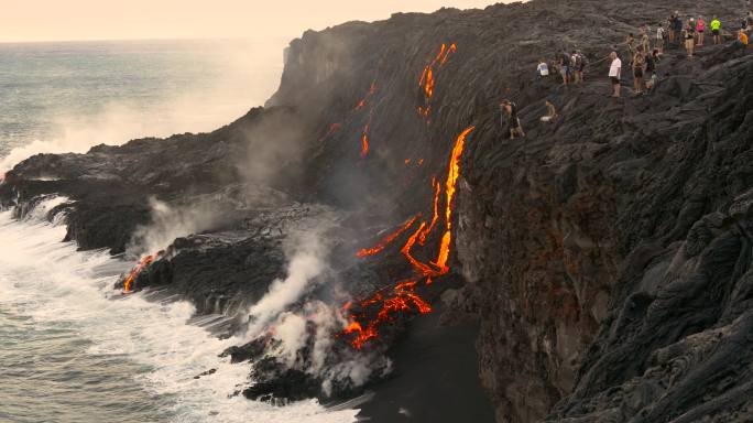 夏威夷火山喷发熔岩流入水中