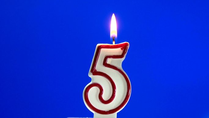 五岁生日蜡烛燃烧