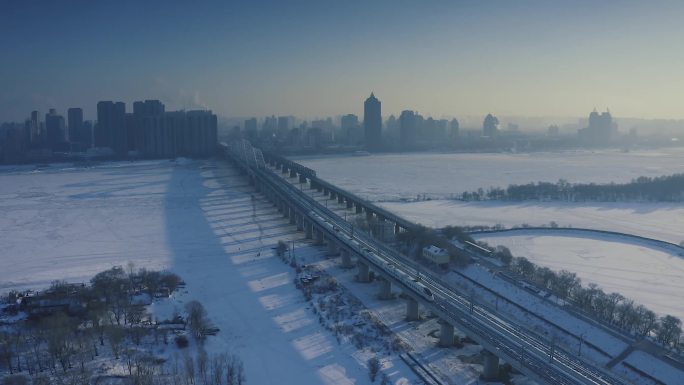 高铁驰骋在冰城哈尔滨松花江的冰雪大地之间