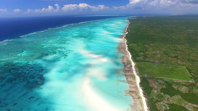 蓝色泻湖的海水海边唯美美景潮水