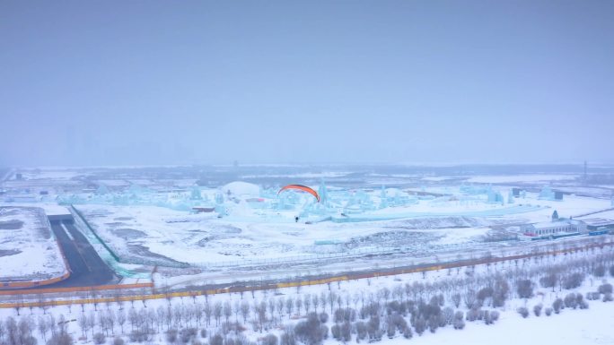 滑翔伞惊险飞越冰雪中的哈尔滨冰雪大世界