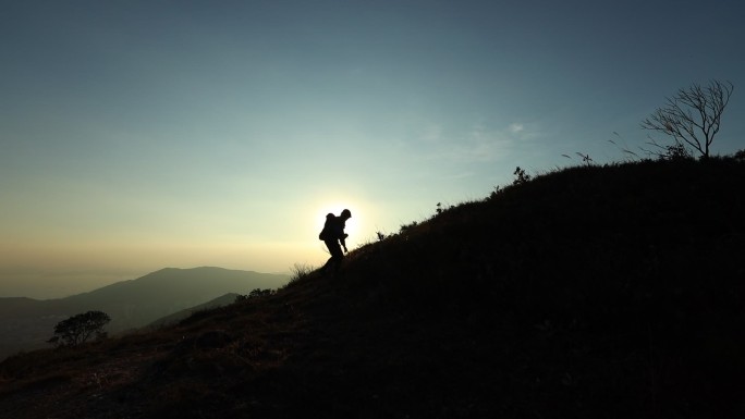 夕阳登山者