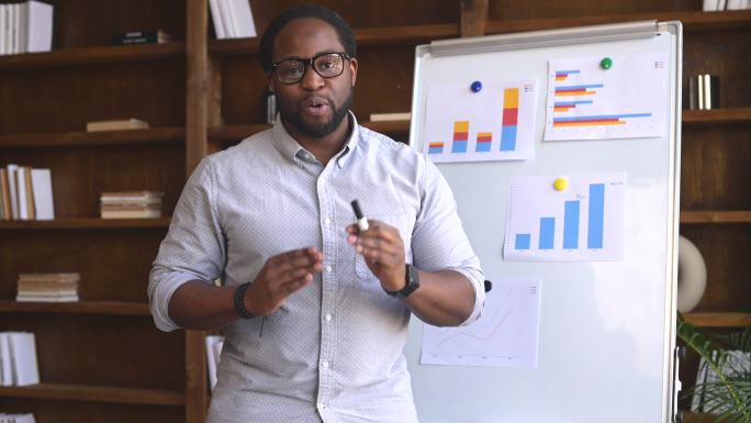 商务会议非裔男性数据统计报表开会讨论