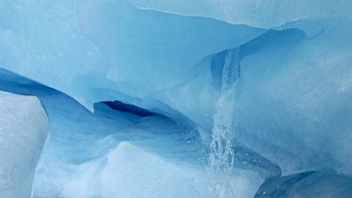 冰洞的内部山涧流水水花飞溅冰川冰雪融化温