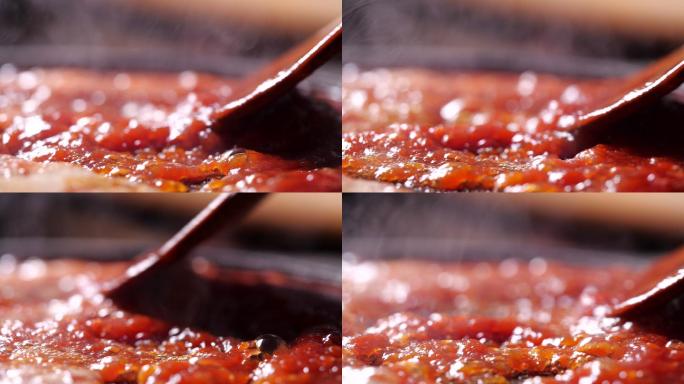 在平底锅中烹饪红色番茄酱