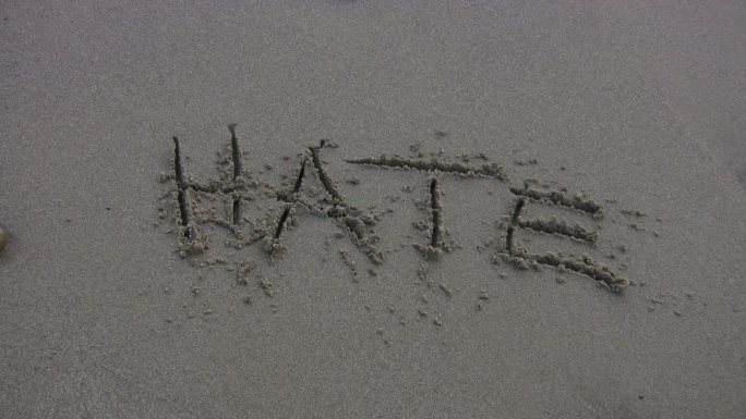 “仇恨”在海滩上被冲走了