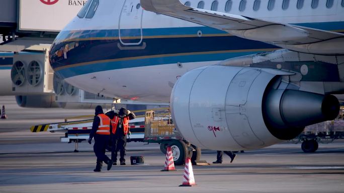 中国南方航空公司客机在机场降落与检查