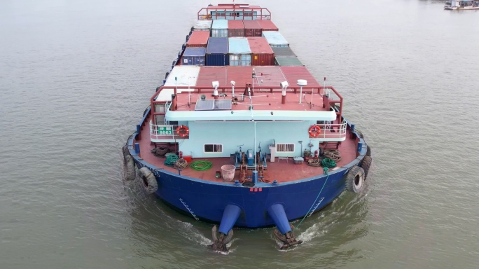 珠江上集装箱货船运输