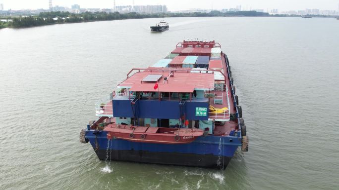珠江上集装箱货船运输