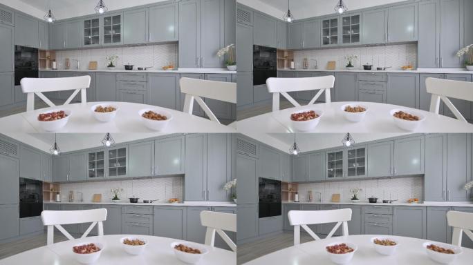 大型豪华现代经典灰色厨房，白色餐桌