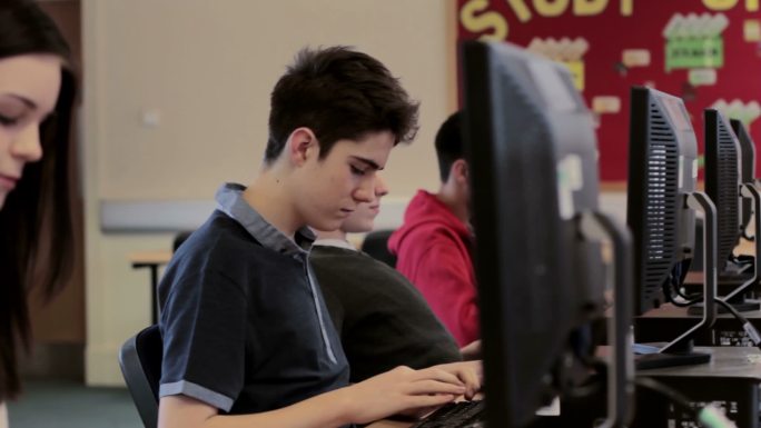 电脑房里的青少年打游戏电竞网吧