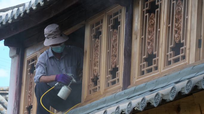 装修工人老房子干活喷漆