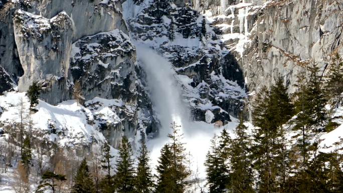 雪从悬崖上流下来大雪滑坡冬季雪景冰天雪地