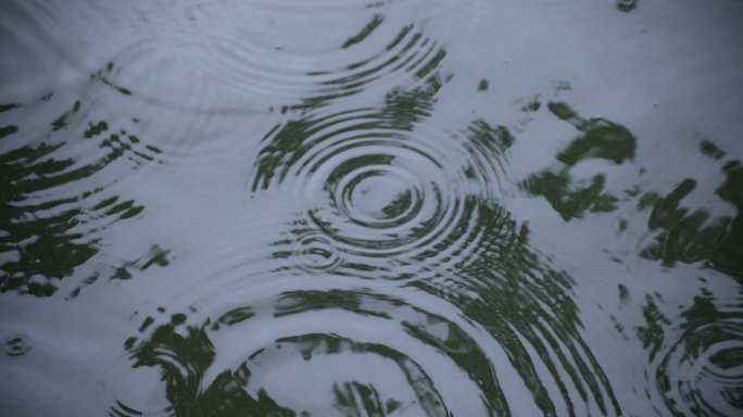 雨滴落在池塘水平面湖面水波纹