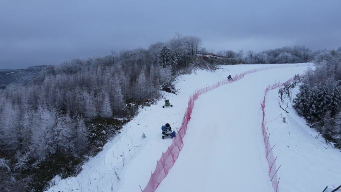 航拍冬季滑雪场高级赛道至山顶