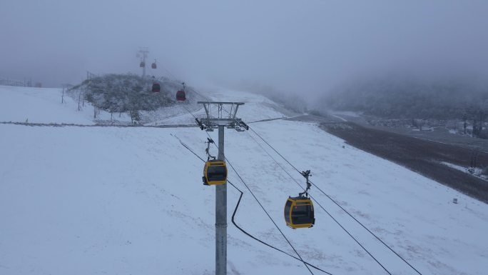 航拍滑雪场缆车