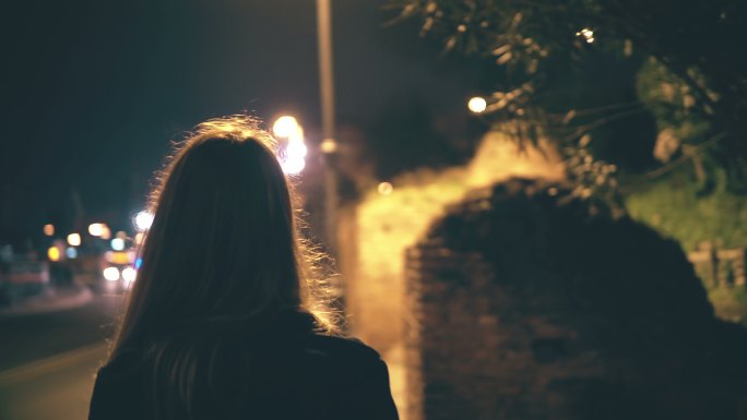 独自行走的女孩美女背影大学生夜晚走路