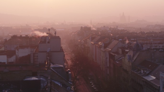 烟雾弥漫的布达佩斯市鸟瞰图