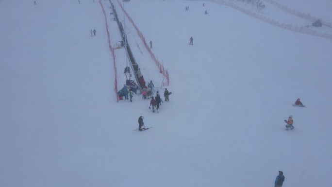 航拍冬季滑雪场传送带