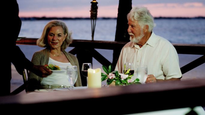 吃晚餐的老年夫妇度假旅行