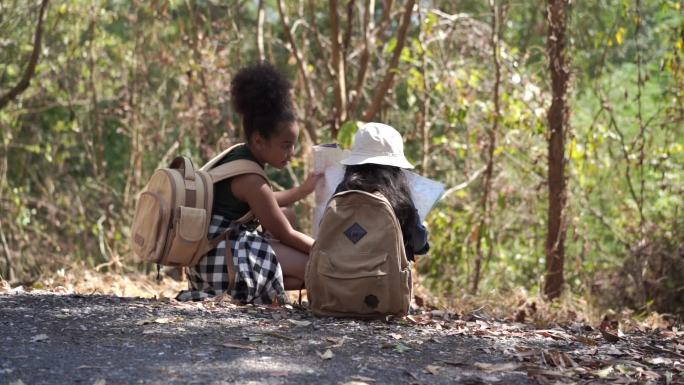 两个小女孩一起在森林查看地图