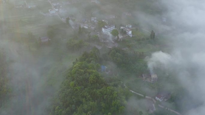 绿水青山 云雾里的村寨航拍