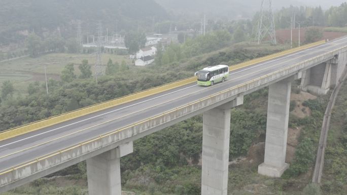 沁水县美丽乡村航拍 公交车在旅游公路行驶