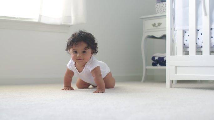 看护婴儿婴儿成长纸尿裤广告婴儿爬行