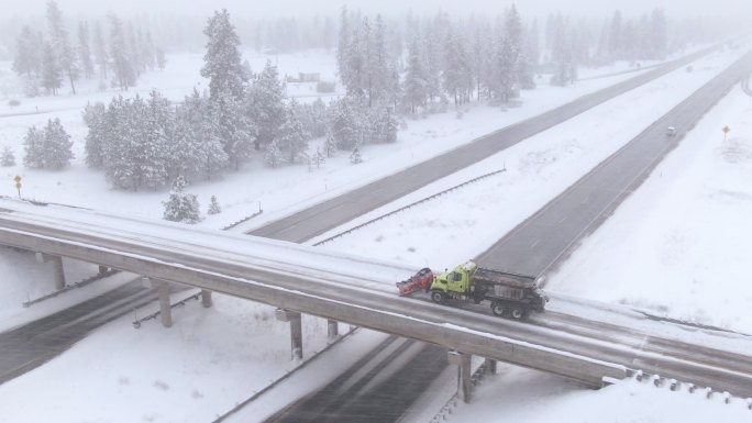 铲雪车高速公路立交桥车流量交通延时城市建