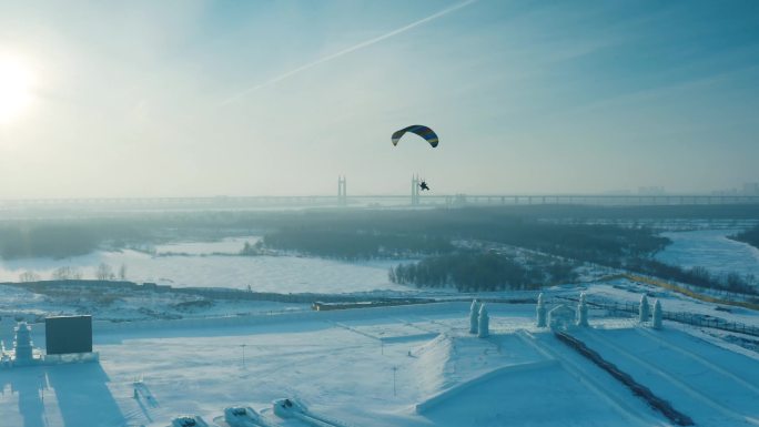 滑翔伞飞越冰雪中哈尔滨职工水上运动中心2