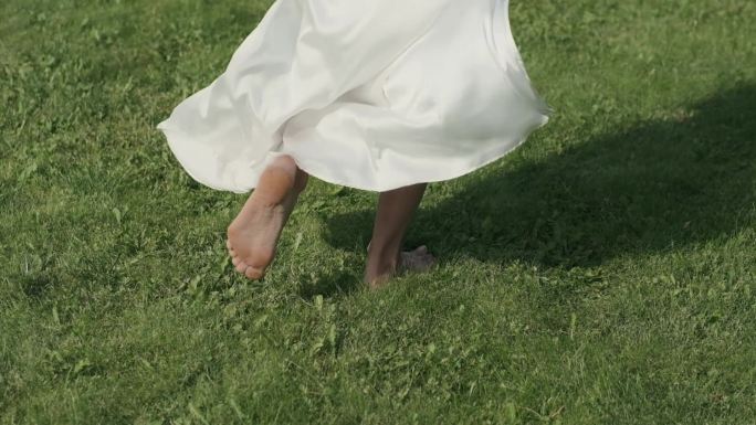 一个在草地上奔跑的女孩