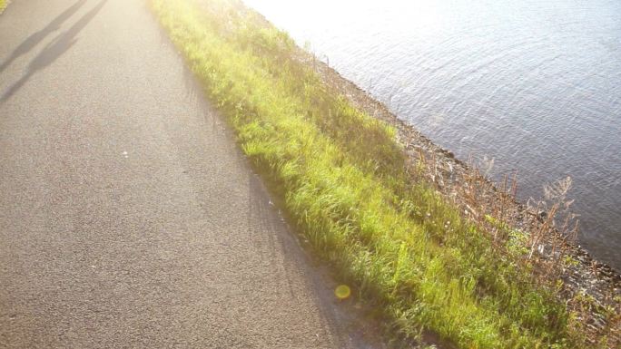 两名跑步者沿着河流跑步