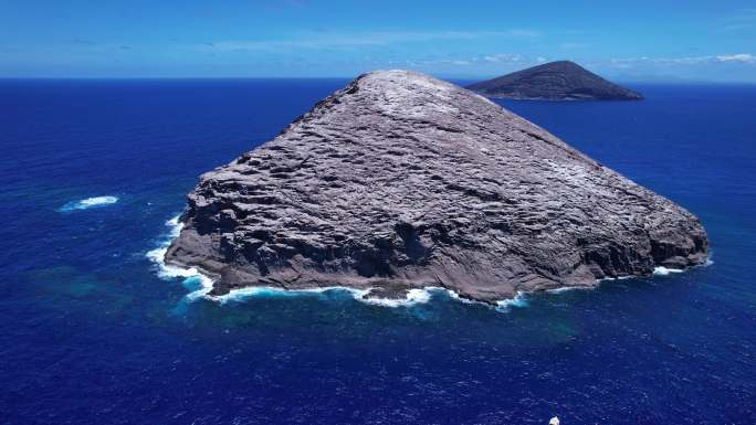 海洋上岩石岛海鸥飞翔的旅行风光素材（三）
