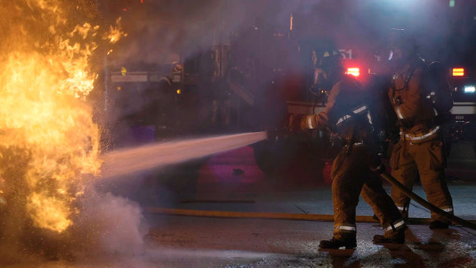 火灾消防车辆自燃灭火升格慢镜头