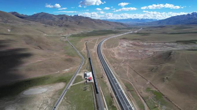 青藏线G109、念青唐古拉山脉、青藏铁路