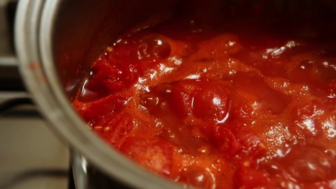 西红柿在锅里煮沸