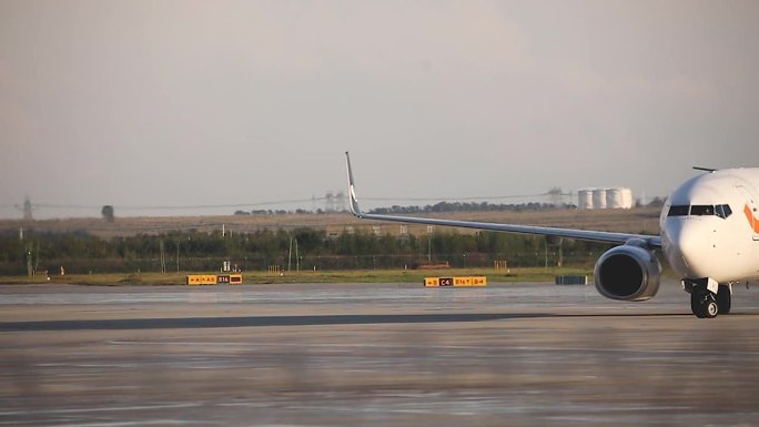 山东航空客机在机场跑道滑行道准备起飞